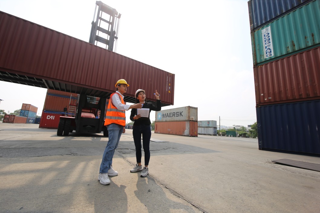 tips menjadi eksportir - logistic workers of transportation company working in cargo container unloading site industry area t20 drOden - 10 Tips Menjadi Eksportir Sukses - photo tips menjadi eksportir - logistic workers of transportation company working in cargo container unloading site industry area t20 drOden - 10 Tips Menjadi Eksportir Sukses