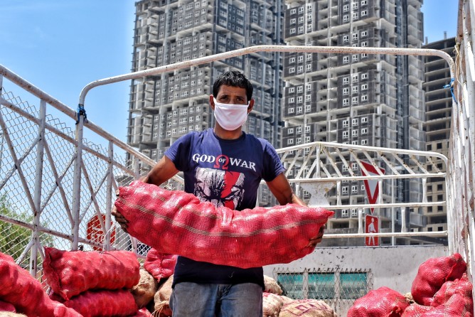 memasarkan produk ukm di arab saudi - man wearing a protective face mask unloading a very heavy sack of red onions from his truck they are t20 4ejE9R - Kiat Memasarkan Produk UKM di Arab Saudi - photo ekspor arab saudi memasarkan produk ukm di arab saudi - man wearing a protective face mask unloading a very heavy sack of red onions from his truck they are t20 4ejE9R - Kiat Memasarkan Produk UKM di Arab Saudi